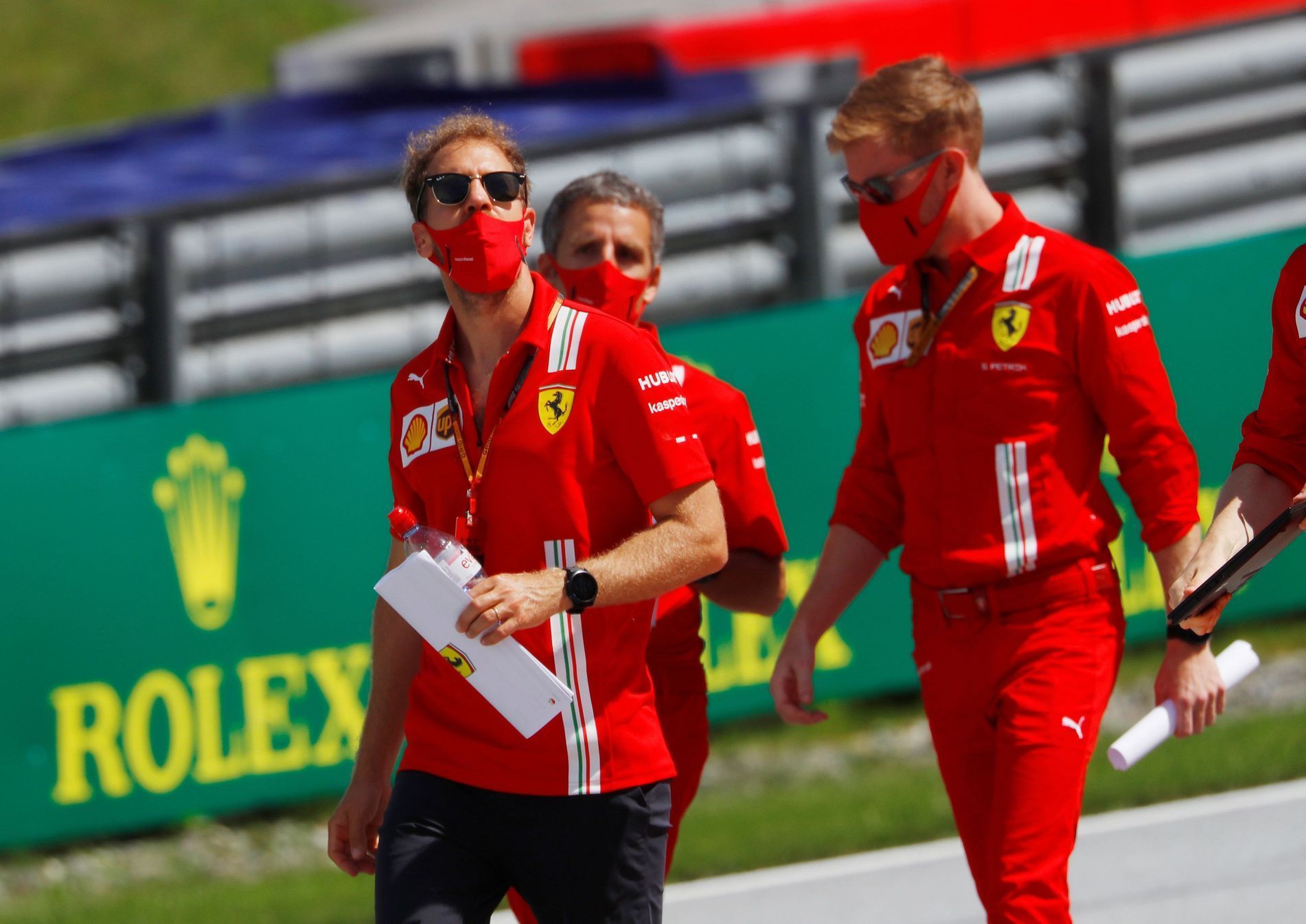 Sebastian Vettel s členy týmu Ferrari na obhlídce Red Bull Ringu před Velkou cenu Rakouska formule 1