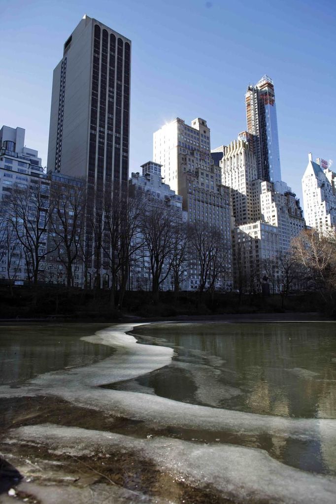 The pond of the South East side of Central Park is seen partially frozen in New York, January 24, 2013. Frigid arctic air held the U.S. Midwest and Northeast in its icy grip on Wednesday, with the cold so dangerous that municipal emergency warming centers opened up and ski resorts shut down. Wintry conditions from Minneapolis to Washington marked the coldest conditions in many parts of the United States in four years, but were nowhere near the record lows for January, meteorologists said. REUTERS/Eduardo Munoz (UNITED STATES - Tags: ENVIRONMENT SOCIETY) Published: Led. 24, 2013, 6:58 odp.