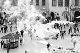 Na snímku bezpečnostní jednotky rozhánějí slzným plynem demonstraci proti výjimečnému stavu. Solidarita byla oficiálně zakázána v říjnu roku 1982. Dalších šest let fungovala ilegálně.