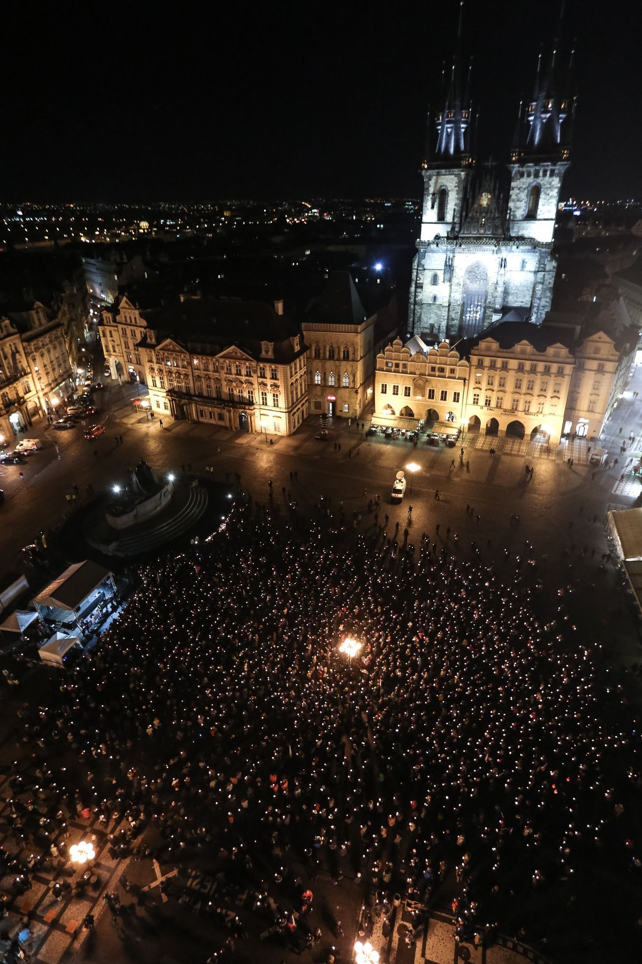 Uctění Jana Palacha na Václavském náměstí - večer