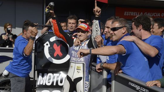 FOTO Španělský toreador Lorenzo slaví titul MotoGP