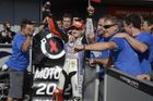 FOTO Španělský toreador Lorenzo slaví titul MotoGP