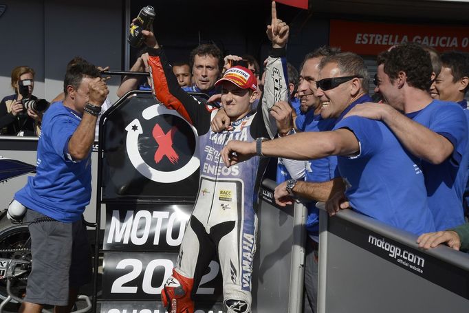 Jorge Lorenzo oslavil na okruhu Phillip Island svůj druhý titul mistra světa MotoGP. Vyhrál v předposledním klání sezony, když jeho největší rival, Dani Pedrosa, spadl.