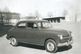 70 let. Tato doba uplynula od premiéry Fiatu 1400 na ženevském autosalonu v roce 1950. Pro italského výrobce bylo auto důležité už jen tím, že jako vůbec první v jeho historii dostalo samonosnou karoserii. Označení 1400 znamenalo, že vůz měl pod kapotou benzinovou čtrnáctistovku. Vedle ní existovala i verze 1900 s objemem 1,9 litru a naftová varianta 1400 D. Fiat 1400 byl důležitý i pro licenční zákazníky - v roce 1953 byl Seat 1400 prvním modelem španělského výrobce, o rok později se ukázala Zastava 1400 BJ. Ta byla pro změnu prvním osobním autem jugoslávské automobilky.