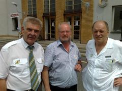 Hanjo Lucassen, Wolfgang Anschütz a šéf odborů Thomayerovy nemocnice v Krči MUDr. Alexander Kolský (zleva)