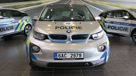 Foto: Policie převzala elektromobily, k ostrému zásahu ale nemůžou. Budou jezdit v centru