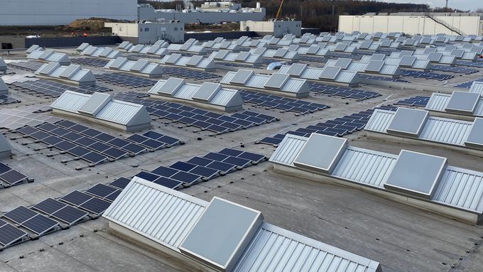 Solární panely na střeše továrny Lego v Kladně