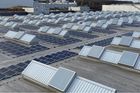 Solární panely dobývají střechy hal i autobusů. Legu ušetří elektřinu, Flixbusu naftu