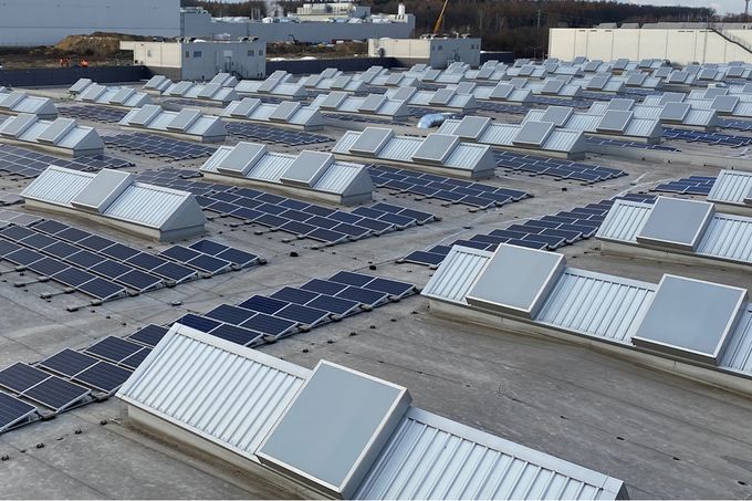 Solární panely na střeše kladenského podniku Lego, které firma vybudovala.