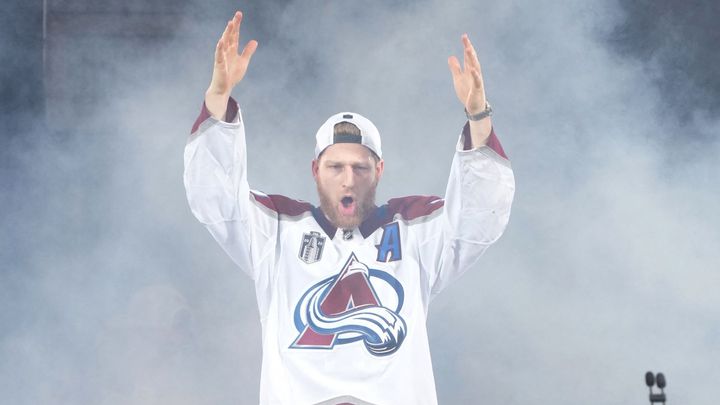 Sto milionů dolarů. Hokejový útočník MacKinnon podepsal rekordní smlouvu; Zdroj foto: Reuters