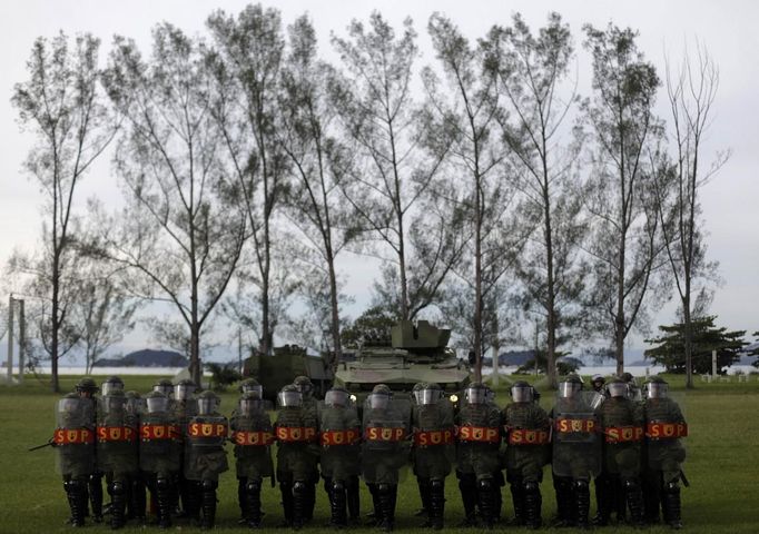 Members of the Brazilian Navy take part of a exhibition of their operational capacity to combat terrorist attacks and riots ahead of the FIFA Confederations Cup and World Youth Day in Rio de Janeiro May 27, 2013. REUTERS/Ricardo Moraes (BRAZIL - Tags: MILITARY SPORT SOCCER CIVIL UNREST TPX IMAGES OF THE DAY) Published: Kvě. 27, 2013, 9:06 odp.