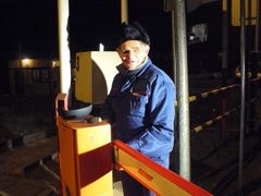 Hraniční přechod s Polskem v Náchodě. Dělník demontuje na české straně hranice elektricky ovládanou hraniční závoru.