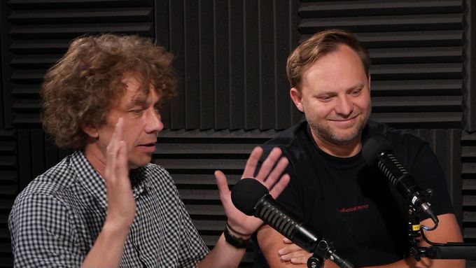 Novináři Vratislav Dostál a Ondřej Stratilík popisují, co v České televizi zažili. Jeden jako člen Rady ČT, druhý jako reportér.