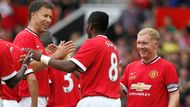 Louis Saha, Paul Scholes a Ronny Johnsen se radují z vítěsztví.