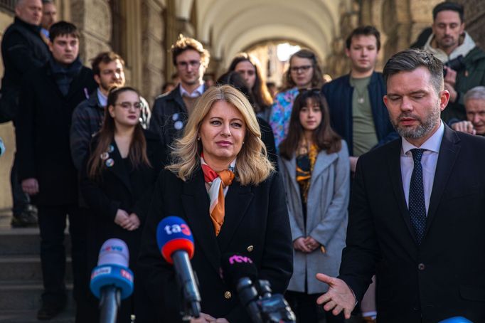 Zuzana Čaputová před Filozofickou fakultou v Praze