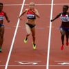 Norská sprinterka Ezinne Okparaebová, Němka Verena Sailerová a Francouzka Myriam Soumareová (zleva) dobíhají závod na 100 metrů v prvním rozběhu OH 2012 v Londýně.