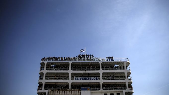 Trajekt převáží běžence z řeckých ostrovů do přístavu Pireus.
