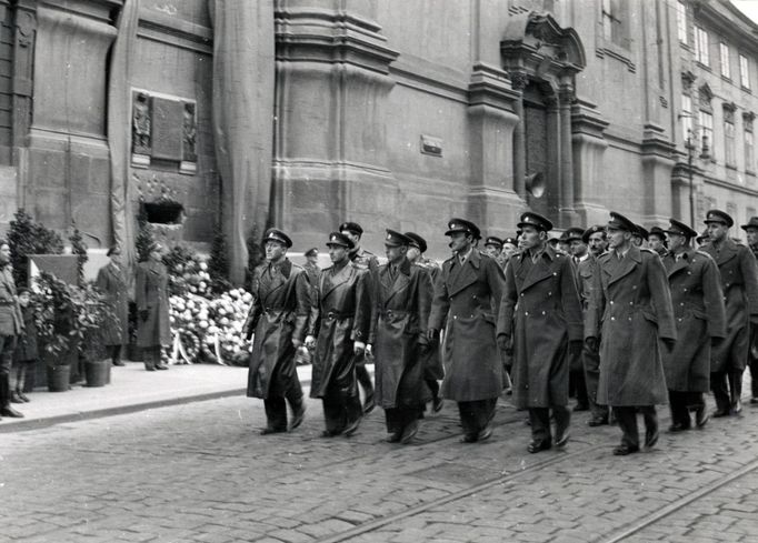 Těsně po válce (18. června 1947) mohli ještě přeživší parašutisté vzdát čest kamarádům, kteří padli v pražském kostele Cyrila a Metoděje.