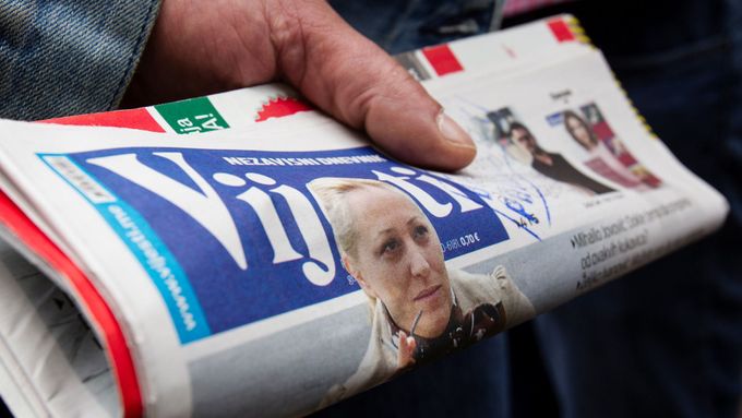 Postřelená černohorská novinářka Olivera Lakić na fotografii vytisknuté na přední straně novin, pro které pracuje.