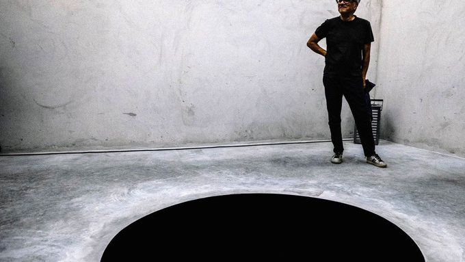 Anish Kapoor a jeho instalace Sestup do nejistoty.