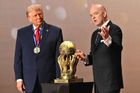 Nobelovka to není, ale Trump se dočkal. Stal se prvním držitelem Ceny míru FIFA