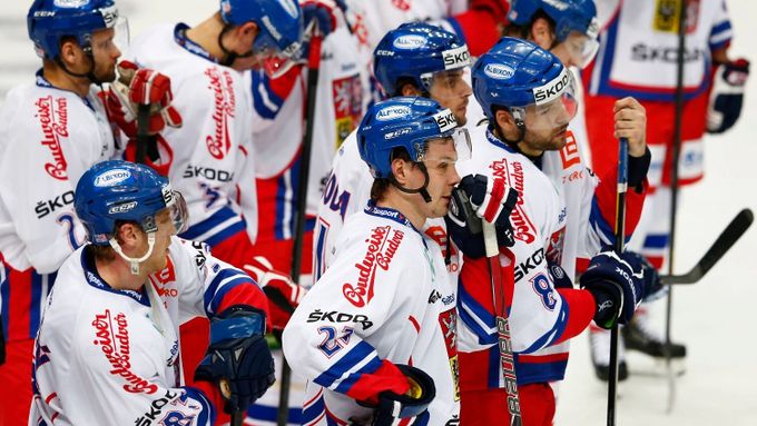 Čeští hokejisté byli po výprasku od Rusů hodně smutní.