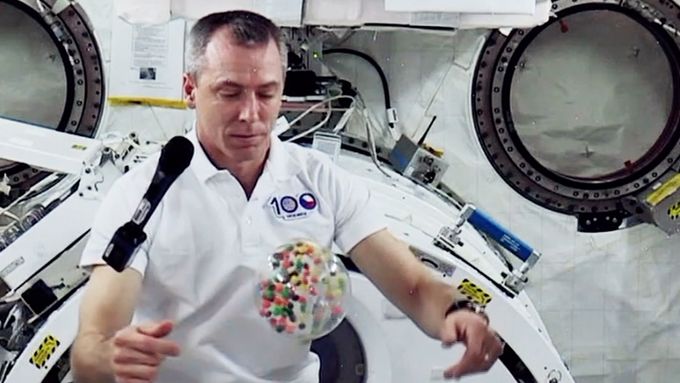 České televizi se podařilo spojit s Mezinárodní vesmírnou stanicí (ISS). Moderátor Daniel Stach se bavil s americkým astronautem Andrewem Feustelem.