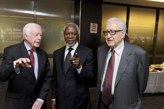 Zleva bývalý americký prezident Jimmy Carter, bývalý šéf OSN Kofi Annan a předseda egyptského Ústavodárného shromáždění Amr Músá.