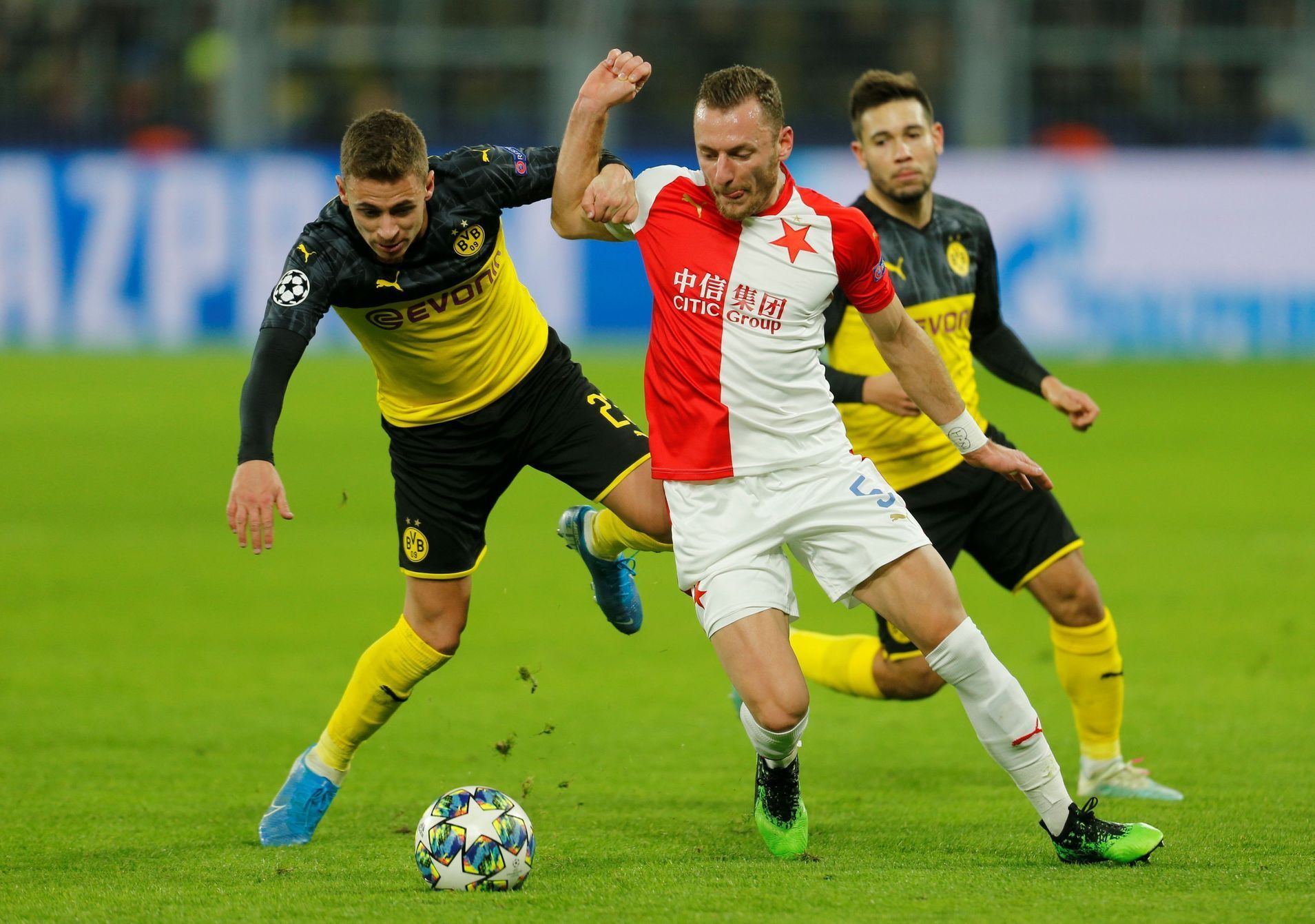 Vladimír Coufal v zápase LM Borussia Dortmund - Slavia