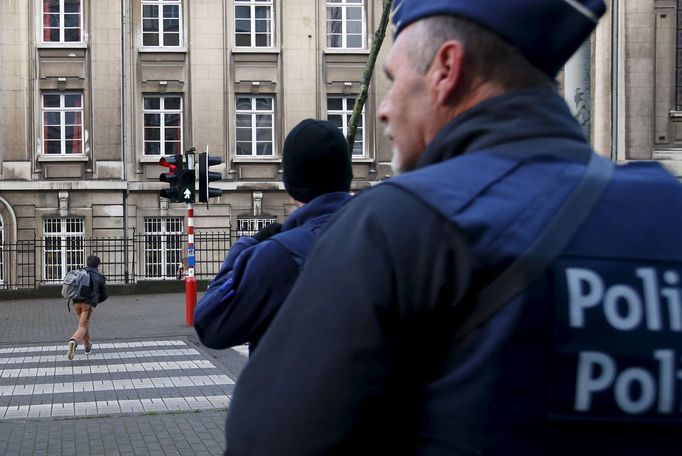 Belgičtí policisté hlídkují u škol, které byly po dvou dnech znovu otevřené.