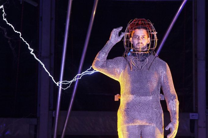 Magician David Blaine channels bolts of electricity from various tesla coils charged with one million volts of electricity during a stunt on Pier 54 in New York, October 5, 2012. Blaine hopes to stand in the same position for 72 hours. REUTERS/Andrew Burton (UNITED STATES - Tags: SOCIETY ENTERTAINMENT) Published: Říj. 6, 2012, 3:59 dop.