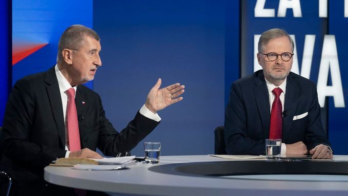 Andrej Babiš a Petr Fiala v televizní debatě v prosinci 2023.