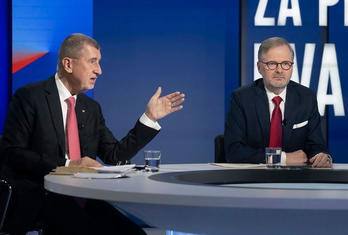 Premiér Petr Fiala a předseda hnutí ANO Andrej Babiš v televizní debatě v prosinci 2023.