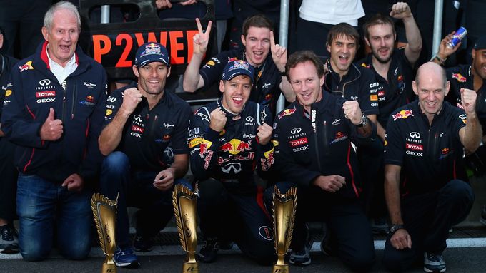 Radost v týmu Red Bull: zleva Dr. Helmut Marko, Mark Webber, Sebastian Vettel, Christian Horner a Adrian Newey.