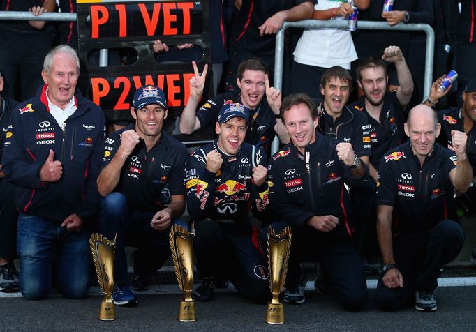 Radost v týmu Red Bull: zleva Dr. Helmut Marko, Mark Webber, Sebastian Vettel, Christian Horner a Adrian Newey.