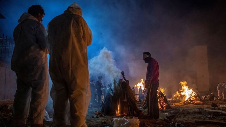 Fotografie z Indie, která hlásí další rekordní čísla. Mrtvé spalují i na parkovištích; Zdroj foto: Reuters