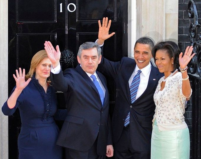 Family foto rodin Brownových a Obamových před tradičním sídlem britských premiérů v Downing Street.