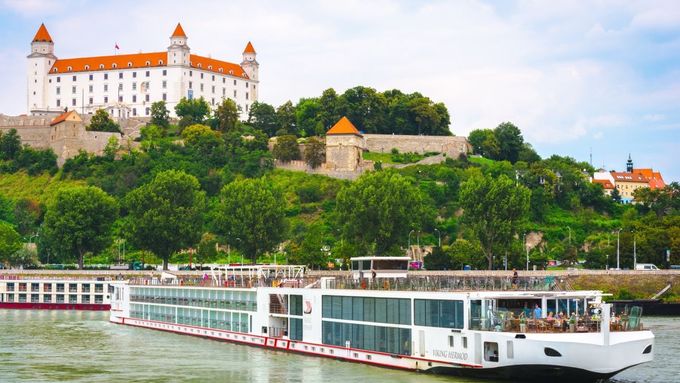Dunaj, Bratislava, loď