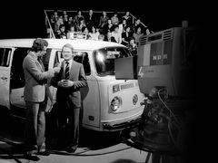 Adolf Kaberlah prezentuje svůj elektrický VW e-Bulli v televizi.