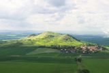 Raná je výrazná trojvrcholová hora (457 m n. m.) v západní části Českého středohoří.