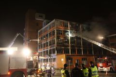 Požár ve zlínském Svitu: Části budovy hrozí zřícení