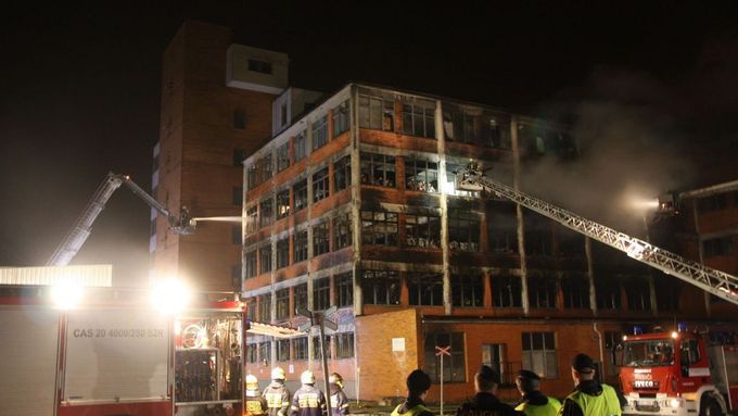 Hořící objekt je nadále pod dohledem, části budovy totiž stále hrozí zřícení.