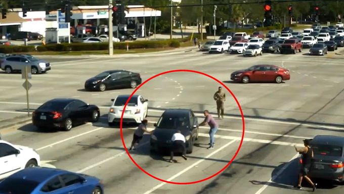 Na rušné křižovatce v americkém městě Boynton Beach na Floridě žena náhle za volantem ztratila vědomí.