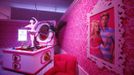 A room is pictured inside a "Barbie Dreamhouse" of Mattel's Barbie dolls in Berlin, May 16, 2013. The life-sized house, covering about 1,400 square metres offers visitors to try on Barbie's clothes in her walk-in closet, tour her living room and her kitchen. REUTERS/Fabrizio Bensch (GERMANY - Tags: ENTERTAINMENT SOCIETY) Published: Kvě. 16, 2013, 11:06 dop.