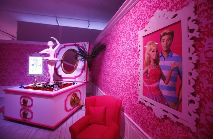 A room is pictured inside a "Barbie Dreamhouse" of Mattel's Barbie dolls in Berlin, May 16, 2013. The life-sized house, covering about 1,400 square metres offers visitors to try on Barbie's clothes in her walk-in closet, tour her living room and her kitchen. REUTERS/Fabrizio Bensch (GERMANY - Tags: ENTERTAINMENT SOCIETY) Published: Kvě. 16, 2013, 11:06 dop.