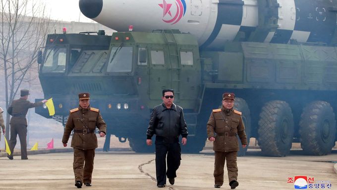Test severokorejské rakety za přítomnosti Kim Čong-una.
