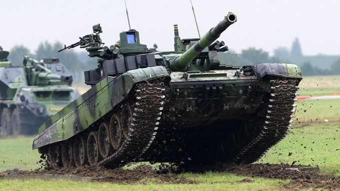 Nejmodernější český modernizovaný tank T-72 M4 v radostném výskoku.