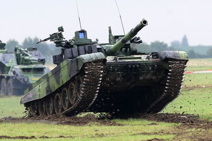 Nejmodernější český modernizovaný tank T-72 M4 v radostném výskoku.