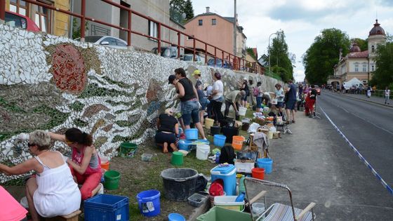 I tak se dá zkrášlit pohraničí. Na Karlovarsku polepili hladovou zeď pestrou mozaikou