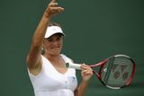 Kanaďanka Alexandra Wozniaková se snaží umlčet diváky ve svém zápase prvního kola Wimbledonu proti Marii Koryttsevovové z Ukrajiny.
